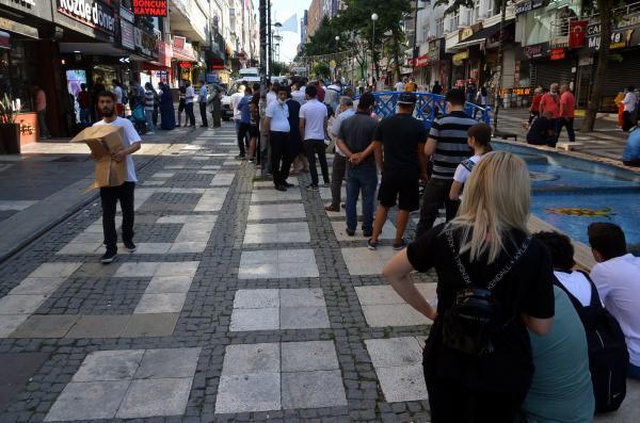 Uçakta unutulan eşyaları alma kuyruğu caddeye taştı Uçakta unutulan eşyaları alma kuyruğu caddeye taştı