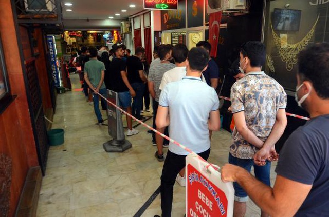 Uçakta unutulan eşyaları alma kuyruğu caddeye taştı Uçakta unutulan eşyaları alma kuyruğu caddeye taştı