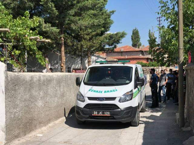 Aile arasında dehşet! Kendisine baltayla saldıran oğlunu vurarak öldürdü Aile arasında dehşet! Kendisine baltayla saldıran oğlunu vurarak öldürdü