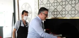Büyükelçi, taş fırında yemek pişirdi, ekmek yaptı