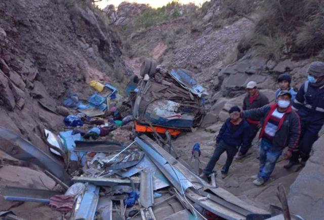 Bolivya'da korkunç kaza! Yolcu otobüsü uçurumdan yuvarlandı: 34 ölü, 10 yaralı
