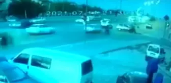 İki motosikletlinin otomobile çarpması kamerada