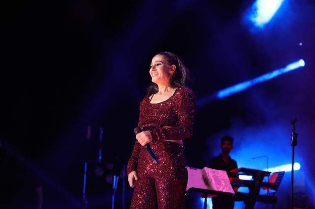Yıldız Tilbe, kırmızı elbisesiyle konserinde göz kamaştırdı Yıldız Tilbe, kırmızı elbisesiyle konserinde göz kamaştırdı