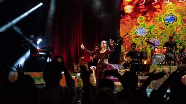 Yıldız Tilbe, kırmızı elbisesiyle konserinde göz kamaştırdı Yıldız Tilbe, kırmızı elbisesiyle konserinde göz kamaştırdı