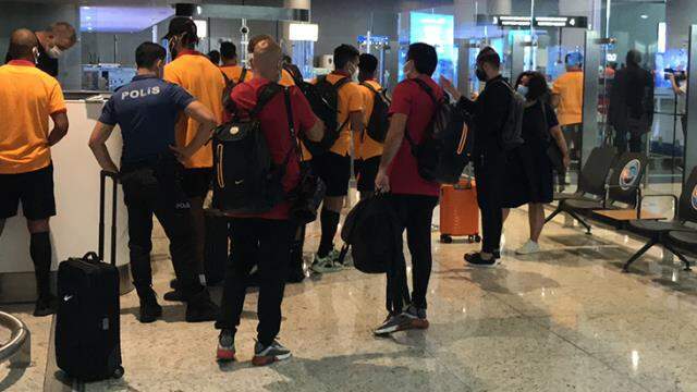 Yunanistan'ın çirkin tavrı testle de kalmadı! Galatasaraylıları deport etmeye kalkmışlar Yunanistan'ın çirkin tavrı testle de kalmadı! Galatasaraylıları deport etmeye kalkmışlar
