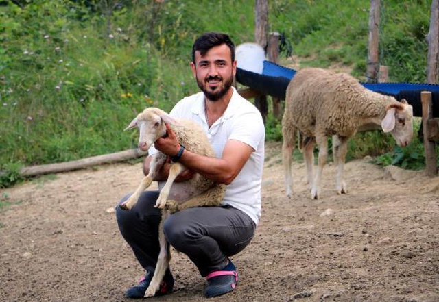 Köyüne dönen 25 yaşındaki genç, 'Genç Çiftçi' projesiyle 3 yılda 250 bin lira kazandı Köyüne dönen 25 yaşındaki genç, 'Genç Çiftçi' projesiyle 3 yılda 250 bin lira kazandı