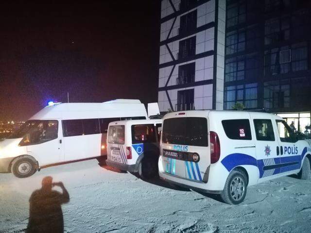 Kötü koku şikayetiyle eve giren ekipler, bir haftadır haber alınamayan şahsın cansız bedeniyle karşılaştı Kötü koku şikayetiyle eve giren ekipler, bir haftadır haber alınamayan şahsın cansız bedeniyle karşılaştı