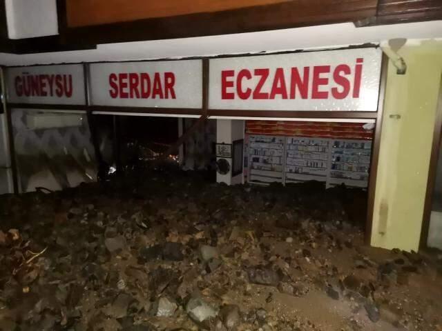 Son Dakika: Rize'de aşırı yağış sonrası meydana gelen sel ve heyelanda 3 kişi kayboldu