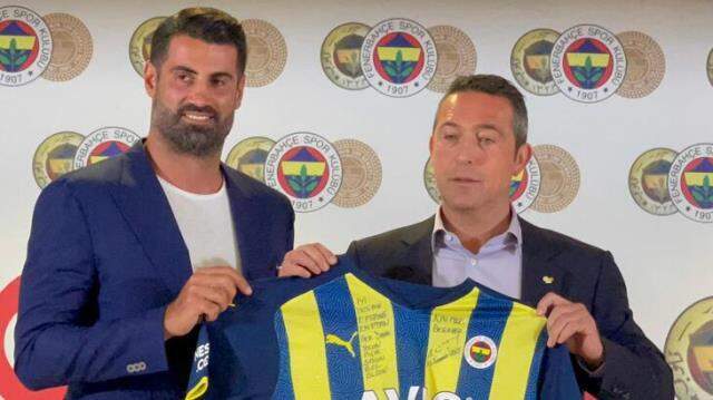 Volkan'a yöneltilen, 'F.Bahçe'nin rakibinde çalışır mısın' sorusunda devreye giren Ali Koç'tan dikkat çeken çıkış Volkan'a yöneltilen, 'F.Bahçe'nin rakibinde çalışır mısın' sorusunda devreye giren Ali Koç'tan dikkat çeken çıkış