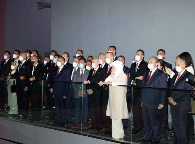 15 Temmuz Demokrasi Müzesi'nde duygu dolu anlar! Erdoğan çifti gözyaşlarına hakim olamadı 15 Temmuz Demokrasi Müzesi'nde duygu dolu anlar! Erdoğan çifti gözyaşlarına hakim olamadı