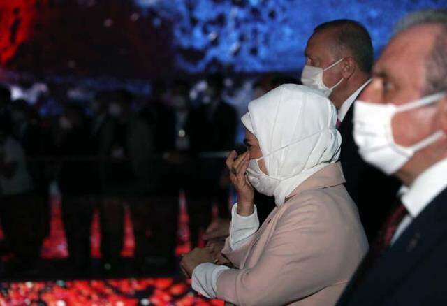 15 Temmuz Demokrasi Müzesi'nde duygu dolu anlar! Erdoğan çifti gözyaşlarına hakim olamadı 15 Temmuz Demokrasi Müzesi'nde duygu dolu anlar! Erdoğan çifti gözyaşlarına hakim olamadı