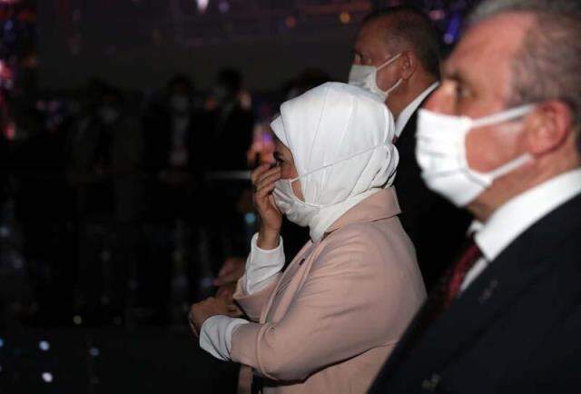 15 Temmuz Demokrasi Müzesi'nde duygu dolu anlar! Erdoğan çifti gözyaşlarına hakim olamadı 15 Temmuz Demokrasi Müzesi'nde duygu dolu anlar! Erdoğan çifti gözyaşlarına hakim olamadı