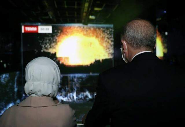 15 Temmuz Demokrasi Müzesi'nde duygu dolu anlar! Erdoğan çifti gözyaşlarına hakim olamadı 15 Temmuz Demokrasi Müzesi'nde duygu dolu anlar! Erdoğan çifti gözyaşlarına hakim olamadı