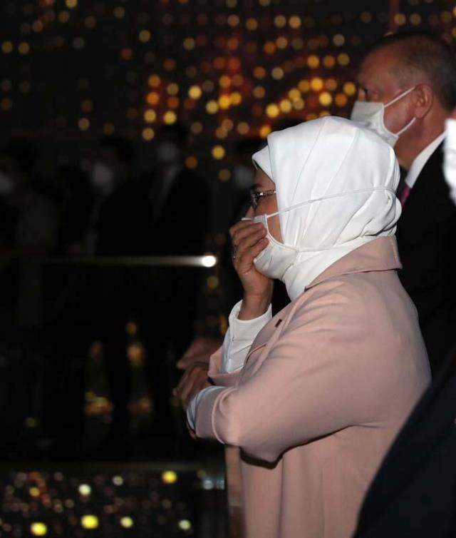 15 Temmuz Demokrasi Müzesi'nde duygu dolu anlar! Erdoğan çifti gözyaşlarına hakim olamadı 15 Temmuz Demokrasi Müzesi'nde duygu dolu anlar! Erdoğan çifti gözyaşlarına hakim olamadı