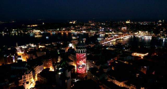 Galata Kulesi'nde 15 Temmuz'a özel mapping gösterisi duygu dolu anlar yaşattı Galata Kulesi'nde 15 Temmuz'a özel mapping gösterisi duygu dolu anlar yaşattı