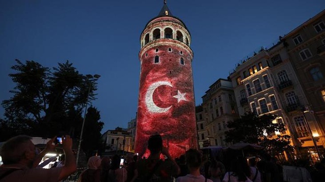 Galata Kulesi'nde 15 Temmuz'a özel mapping gösterisi duygu dolu anlar yaşattı Galata Kulesi'nde 15 Temmuz'a özel mapping gösterisi duygu dolu anlar yaşattı