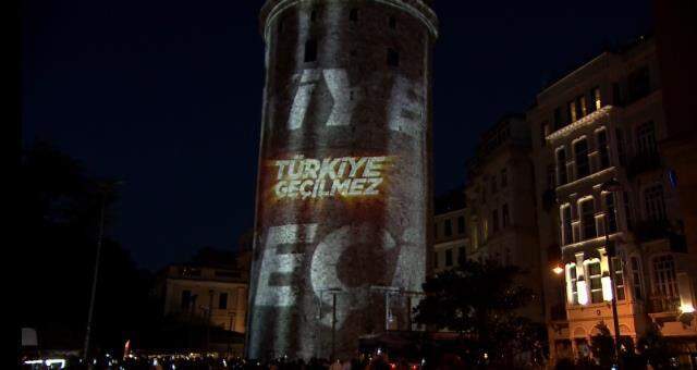 Galata Kulesi'nde 15 Temmuz'a özel mapping gösterisi duygu dolu anlar yaşattı Galata Kulesi'nde 15 Temmuz'a özel mapping gösterisi duygu dolu anlar yaşattı
