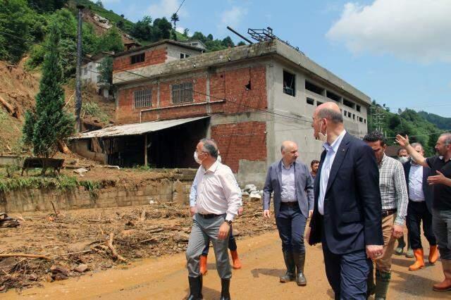 Hasarın seviyesi gün ağarınca belli oldu! Rize'deki sel felaketinde: 2 kişi oldu, 6 kişi kayıp Hasarın seviyesi gün ağarınca belli oldu! Rize'deki sel felaketinde: 2 kişi oldu, 6 kişi kayıp