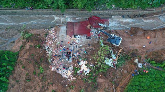 Hasarın seviyesi gün ağarınca belli oldu! Rize'deki sel felaketinde: 2 kişi oldu, 6 kişi kayıp Hasarın seviyesi gün ağarınca belli oldu! Rize'deki sel felaketinde: 2 kişi oldu, 6 kişi kayıp