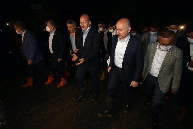 Hasarın seviyesi gün ağarınca belli oldu! Rize'deki sel felaketinde: 2 kişi oldu, 6 kişi kayıp Hasarın seviyesi gün ağarınca belli oldu! Rize'deki sel felaketinde: 2 kişi oldu, 6 kişi kayıp