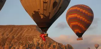 Kapadokya'da balonlar 15 Temmuz nedeniyle Türk bayrağı ve pankartlarla havalandı