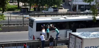 Kaza yapan otobüsün kapıları açılmayınca turistler camları kırıp otobüsten atladı