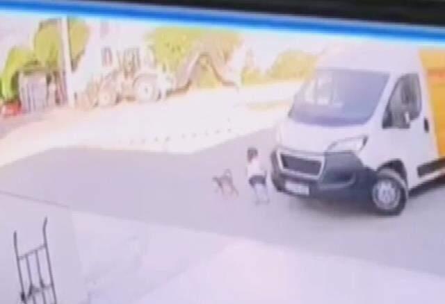 Kedi severken aracın altında kalan 4 yaşındaki çocuk feci şekilde hayatını kaybetti