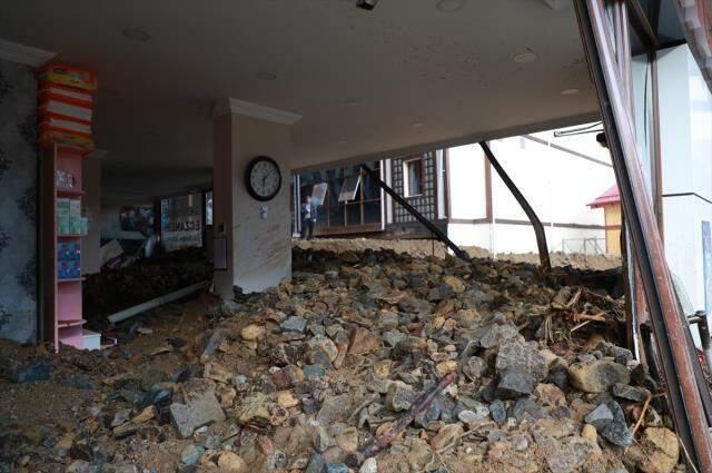 Rize'de sel ve heyelan afetinin hasarı gün ağarınca ortaya çıktı Rize'de sel ve heyelan afetinin hasarı gün ağarınca ortaya çıktı