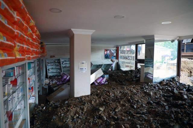 Rize'de sel ve heyelan afetinin hasarı gün ağarınca ortaya çıktı Rize'de sel ve heyelan afetinin hasarı gün ağarınca ortaya çıktı