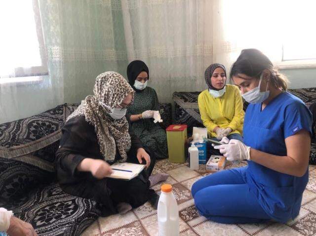 Aşılamanın düşük olduğu Siirt'te ikna timleri, 'Aşı kısırlık yapıyor' söylentilerine karşı kapı kapı geziyor Aşılamanın düşük olduğu Siirt'te ikna timleri, 'Aşı kısırlık yapıyor' söylentilerine karşı kapı kapı geziyor