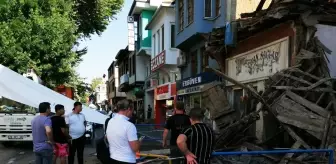 Mudanya'da kullanılmayan ahşap bina çöktü