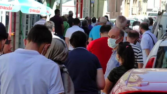 39 derece hava sıcaklığını umursamadan saatlerce baklava kuyruğunda beklediler