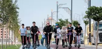 Belediye başkanından gençlerle elektrikli scooter yarışı