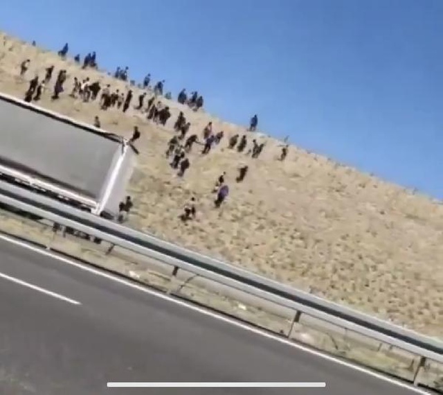 Niğde'yi karıştıran görüntü! Onlarca göçmen tırdan inip yerleşim yerlerine dağıldı Niğde'yi karıştıran görüntü! Onlarca göçmen tırdan inip yerleşim yerlerine dağıldı