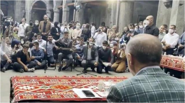 Erzurum'da gençlerle buluşan Cumhurbaşkanı Erdoğan'a 'Elfida' sürprizi