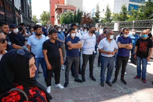 13 bin mağdur var! Holding önünde toplanan vatandaşlar yetkililere böyle seslendi: Tosuncuk gibi kaçmadan yakalayın