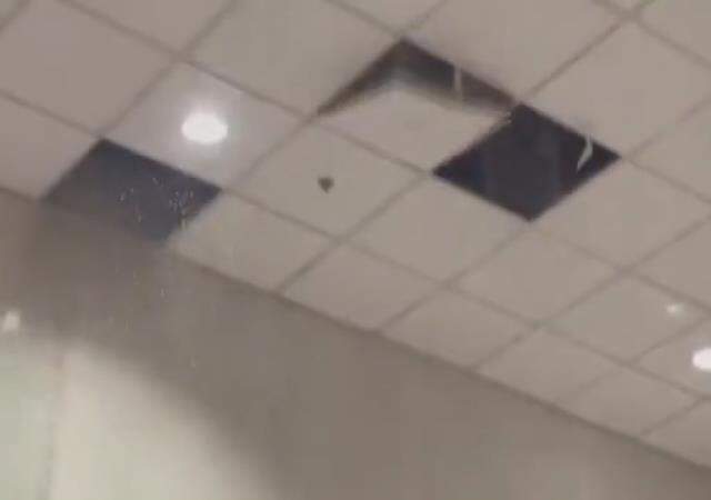 3 yıl önce yapılan İslamabad Uluslararası Havalimanı'nı su bastı, tavanlar çöktü 3 yıl önce yapılan İslamabad Uluslararası Havalimanı'nı su bastı, tavanlar çöktü