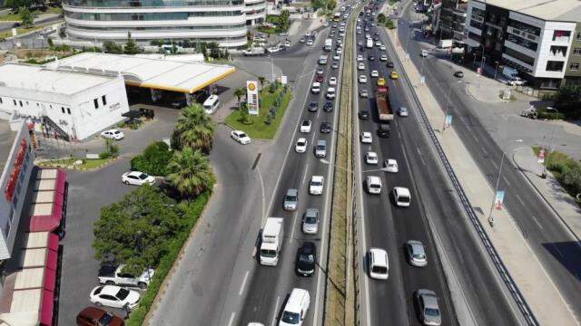 Pendik'te kaçan kurbanlık dana trafiği birbirine kattı