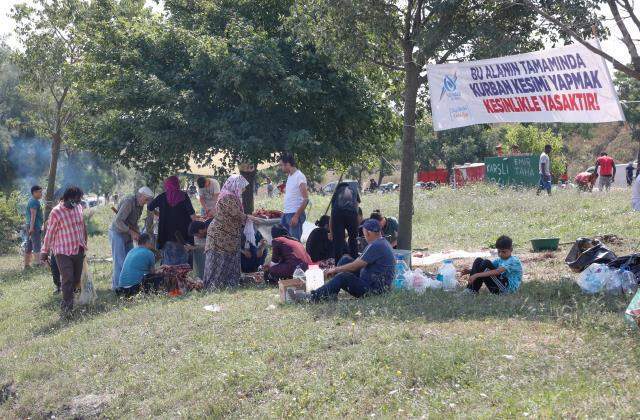 'Bu alanda kesim yasak' afişinin altında kurbanlarını kestiler 'Bu alanda kesim yasak' afişinin altında kurbanlarını kestiler