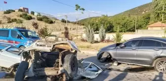 Kaza yürekleri ağza getirdi! Şiddetli çarpışmada minibüs ikiye bölündü