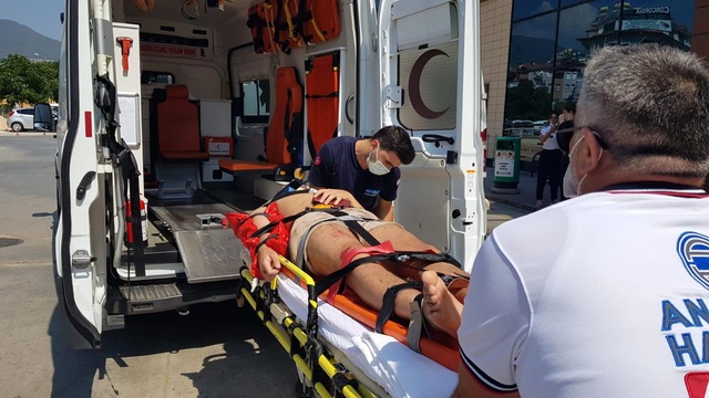 Turistleri taşıyan safari aracı kaza yaptı! 1 ölü, 9 yaralı var Turistleri taşıyan safari aracı kaza yaptı! 1 ölü, 9 yaralı var