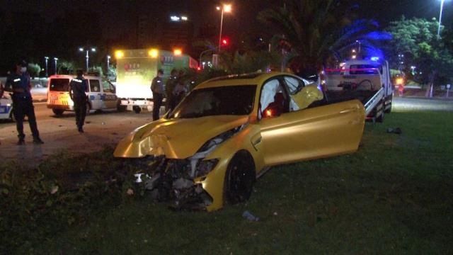 Caddebostan Sahili'nde kaza yapan sürücü lüks otomobilini bırakıp olay yerinden kaçtı