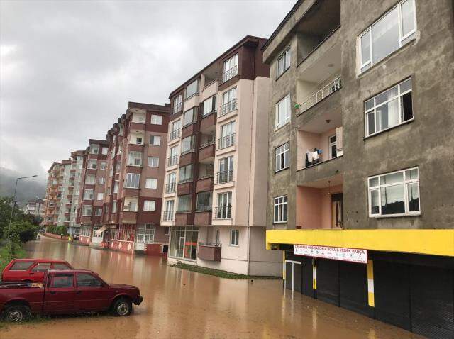 Geçen hafta felaketi yaşayan Rize yine sele teslim! Evleri su bastı, mahsur kalanlar var