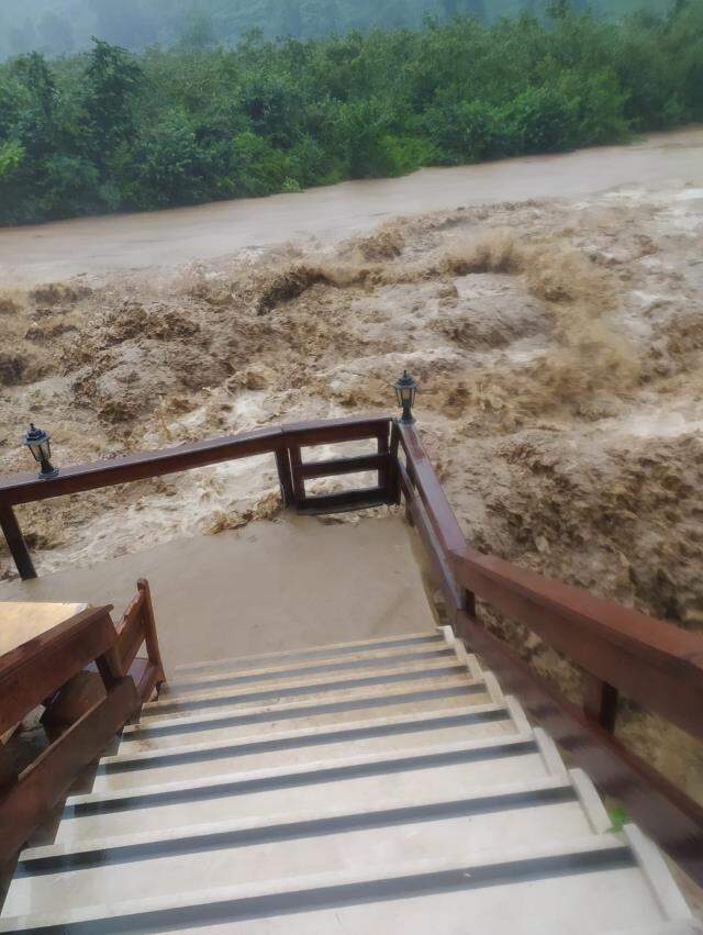 Geçen hafta felaketi yaşayan Rize yine sele teslim! Evleri su bastı, mahsur kalanlar var