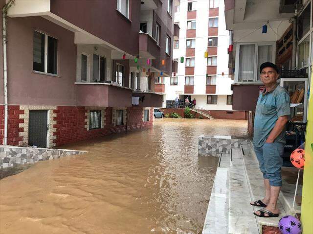 Geçen hafta felaketi yaşayan Rize yine sele teslim! Evleri su bastı, mahsur kalanlar var