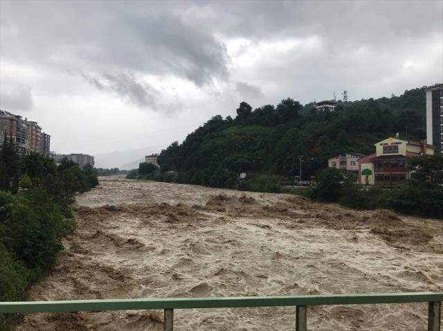 Geçen hafta felaketi yaşayan Rize yine sele teslim! Evleri su bastı, mahsur kalanlar var