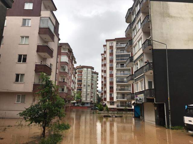Geçen hafta felaketi yaşayan Rize yine sele teslim! Evleri su bastı, mahsur kalanlar var