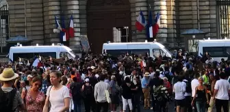 Paris'te aşı karşıtlarından Senato önünde protesto