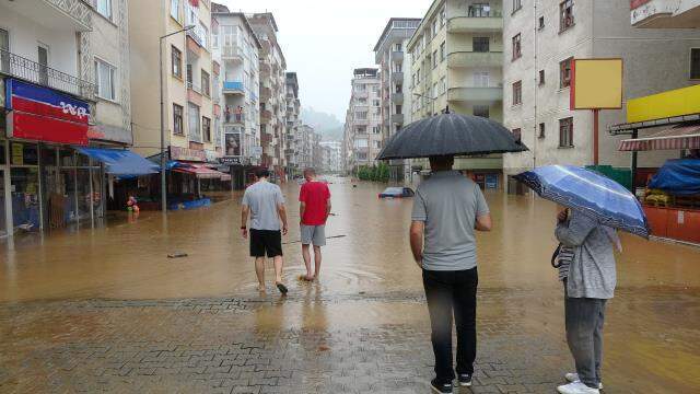 Rize'nin ardından Artvin de sele teslim! Mahsur kalan vatandaşlar böyle kurtarıldı Rize'nin ardından Artvin de sele teslim! Mahsur kalan vatandaşlar böyle kurtarıldı