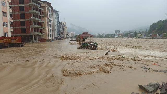 Rize'nin ardından Artvin de sele teslim! Mahsur kalan vatandaşlar böyle kurtarıldı Rize'nin ardından Artvin de sele teslim! Mahsur kalan vatandaşlar böyle kurtarıldı